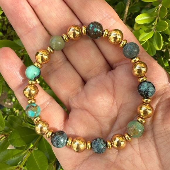 Natural turquoise & gold tone spacer bead stretchy bangle bracelet - Picture 5 of 6